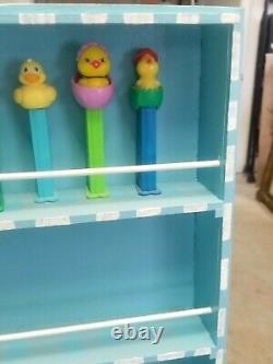BEAUTIFUL PEZ WOODEN WALL MOUNT DISPLAY RACK HOLDS APPROX 200 PEZ DISP 49t X 30w